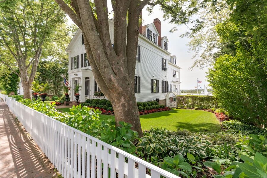 Boston: Martha's Vineyard Day Trip with Optional Island Tour - Edgartown’s Shops and Tight Timing