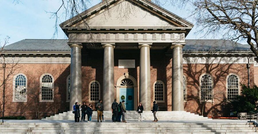 Cambridge: Harvard University Student-Guided Walking Tour - Pace, group size, and hearing your guide