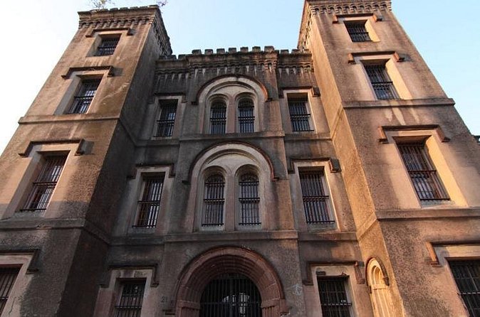 Charleston Haunted Jail Night-Time Walking Tour with Admission to Old City Jail - Timing, group size, and practical planning