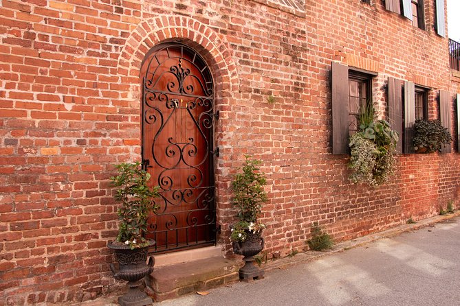 Charleston in a Nutshell Private Tours - The Battery and White Point Gardens frame the harbor