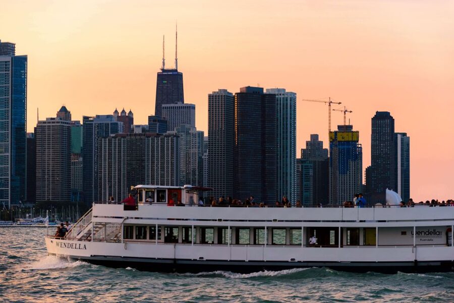 Chicago: 1.5-Hour Scenic Sunset Lake Cruise - What the guide does, and what the guide does not do