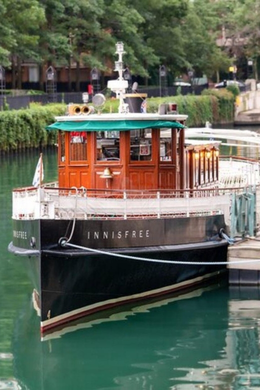 Chicago: Architecture Boat Tour with Drinks - Guides who turn facts into a story