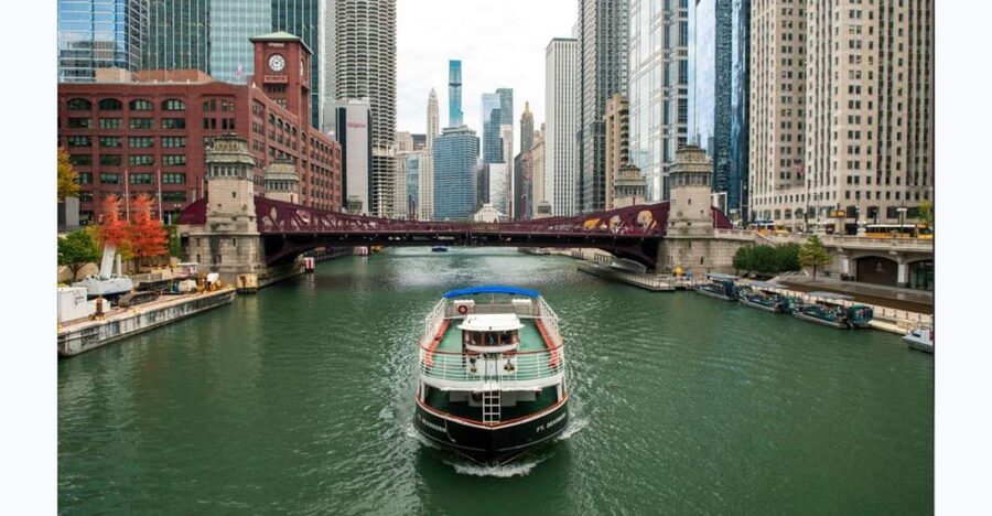 Chicago: Architecture Boat Tour with Drinks - Comfort, weather, and the best place to sit