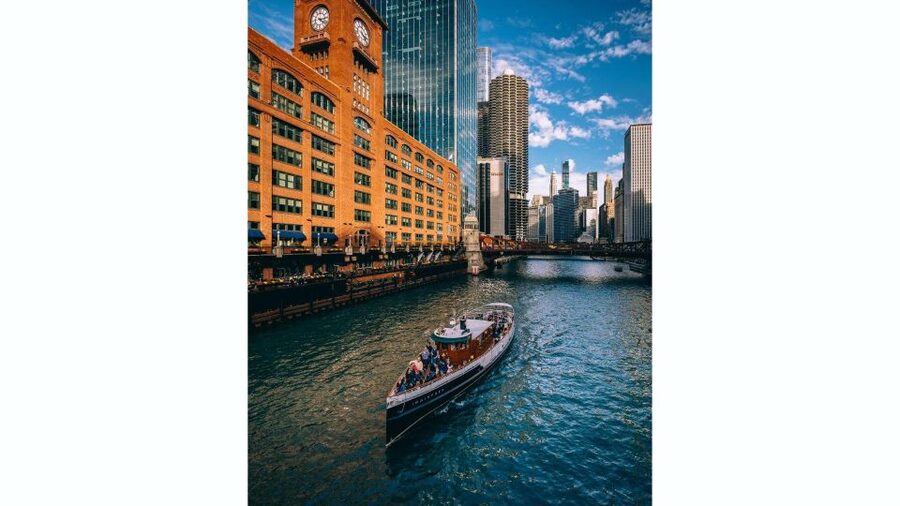 Chicago: Architecture Boat Tour with Drinks - Who will enjoy this most