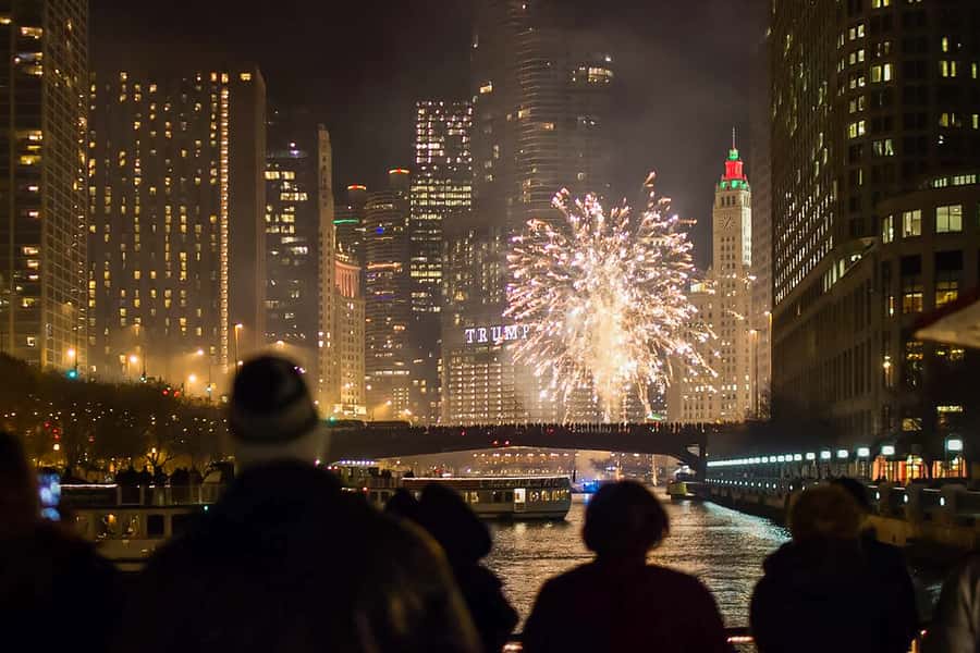Chicago: Fireworks Cruise with Lake or River Viewing Options - Chicago fireworks from the water