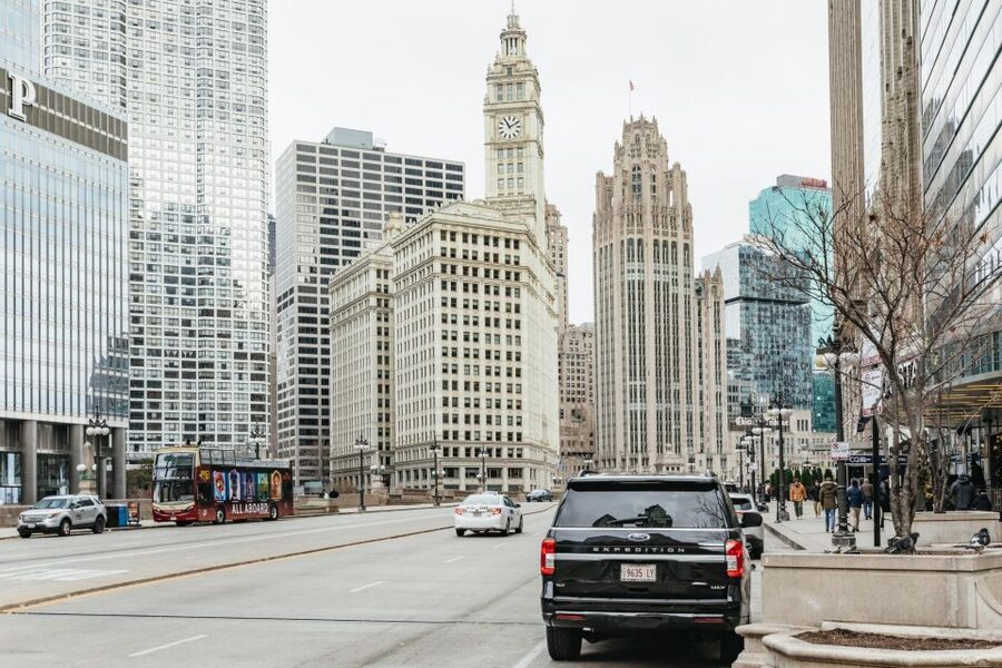 Chicago: Gangsters and Ghosts Guided Walking Tour - Meeting at Hoyt’s Tavern and finding your rhythm