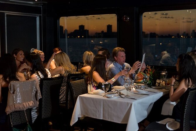 Chicago Premier Dinner Cruise on Lake Michigan - The route past Shedd Aquarium and Navy Pier