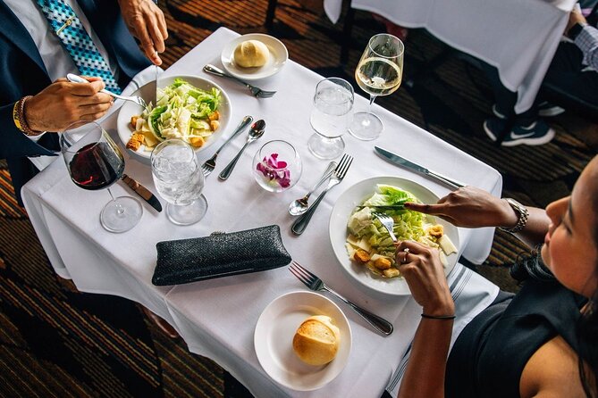 Chicago Premier Dinner Cruise on Lake Michigan - Music, dancing, and the evening mood