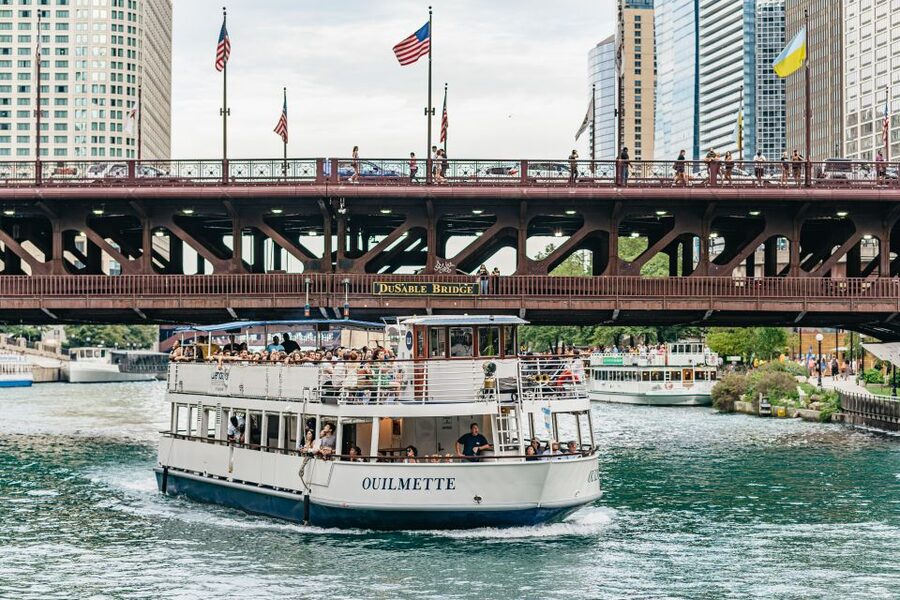 Chicago River: 1.5-Hour Guided Architecture Cruise - Food, drinks, and comfort onboard