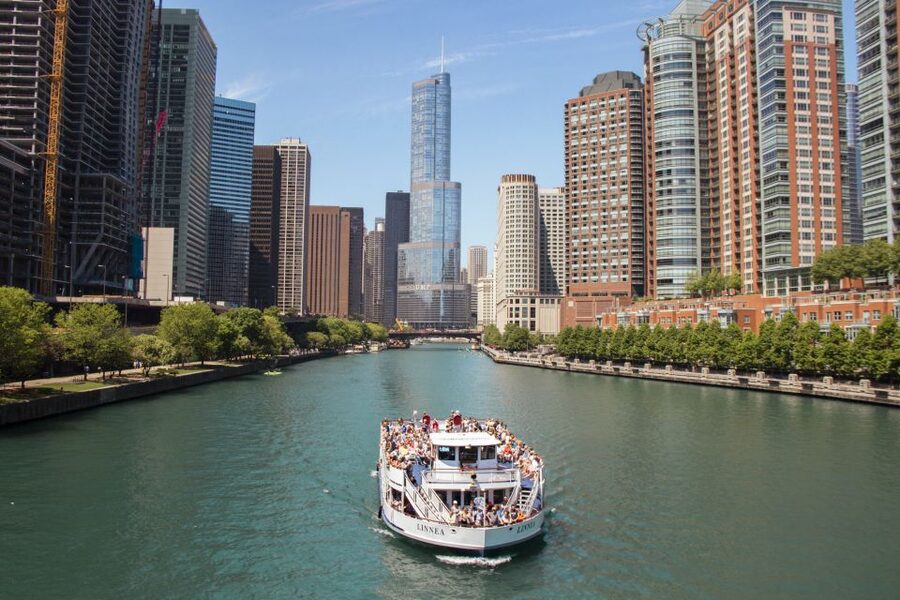 Chicago River: 1.5-Hour Guided Architecture Cruise - Boarding near the Michigan Avenue Bridge