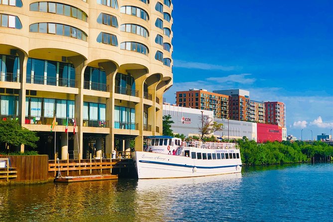 Chicago River 90-Minute Architecture Boat Tour - Why the guide makes the $37 worthwhile