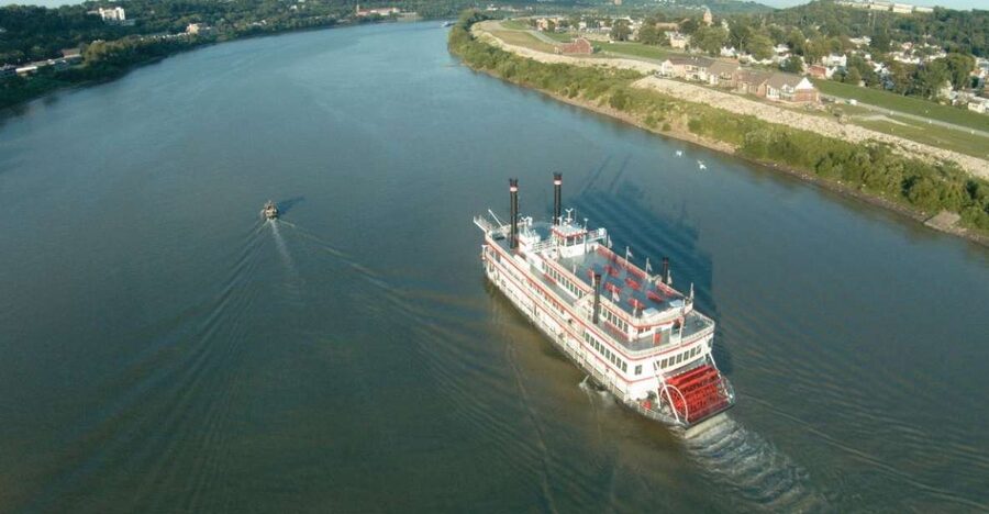 Cincinnati: Historic Sightseeing Cruise - The first stretch along the Ohio River