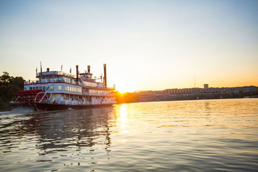 Cincinnati: Riverboat Cruise with Lunch and Entertainment - A slow ride with Cincinnati and Kentucky in view