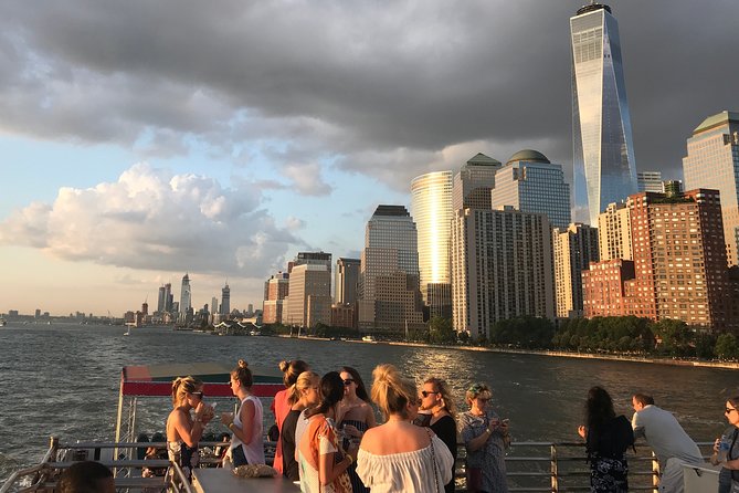 Circle Line: 2hr - New York City Harbor Lights Cruise - The Statue of Liberty moment