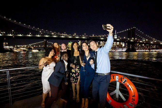 City Cruises New York: Bateaux Premier Dinner Cruise - Live music and the mood onboard