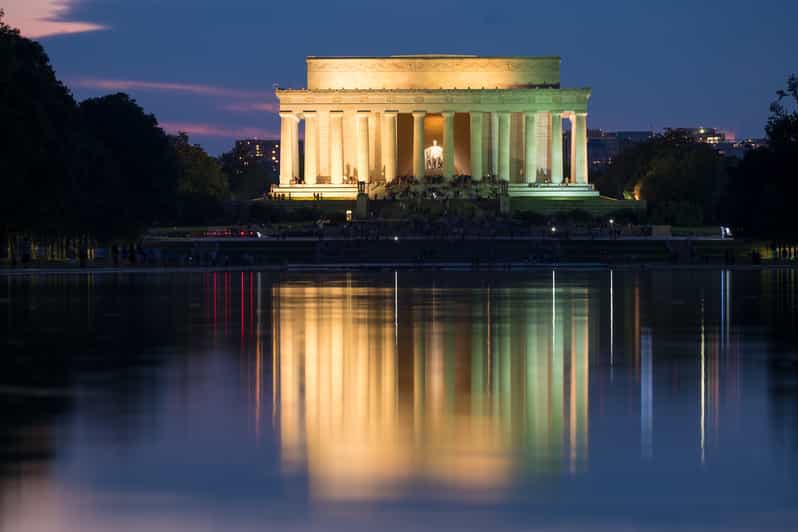 DC: Monuments & Memorials Sunset Tour by Open-top Bus - Why Washington works so well after dark