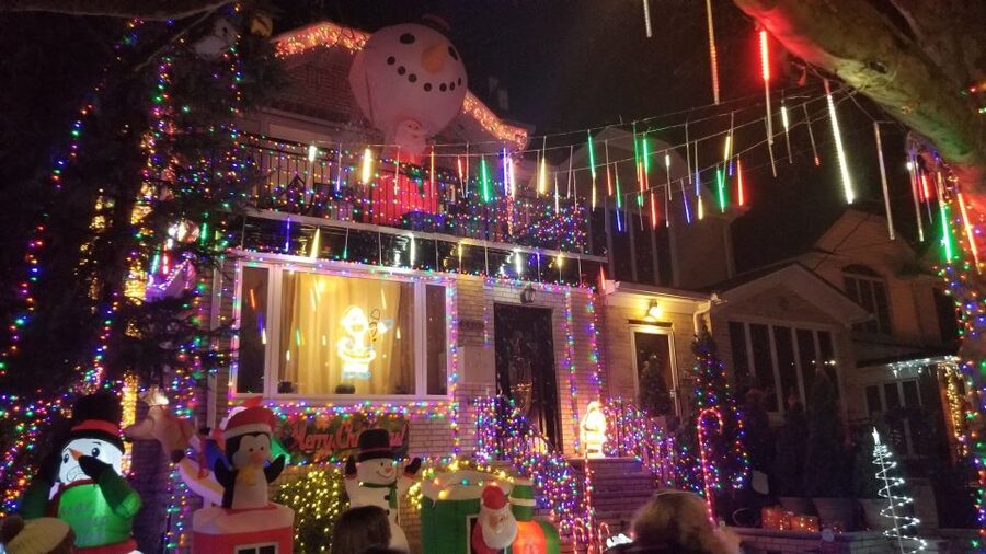 From Manhattan: 4-Hour Brooklyn Christmas Magic Tour - Dumbo and the Brooklyn Bridge view