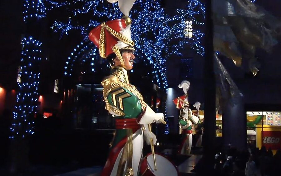 From Manhattan: Dyker Heights Lights & Skyline Tour - Why Dyker Heights is worth the trip from Manhattan