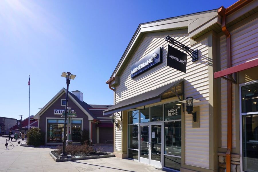 From NYC: Woodbury Common Premium Outlets Shopping Tour - What to do with coats, bags, and purchases