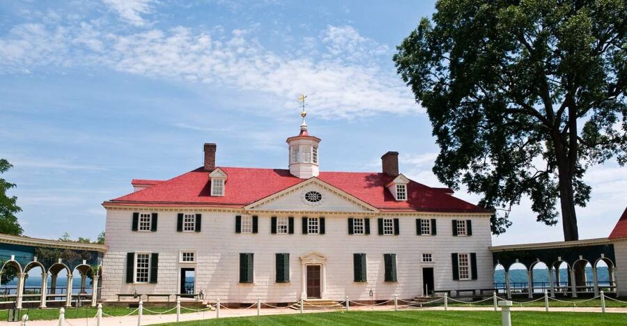 From Washington DC: Old Town Alexandria & Mount Vernon Tour - Meeting beside the US Navy Memorial