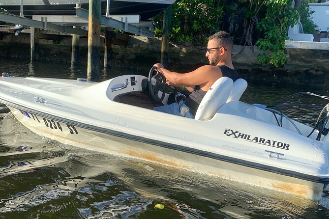 Ft. Lauderdale Mini Powerboat Rental. Canal, Yacht, Mansion Tour - What Driving the Mini Boat Feels Like