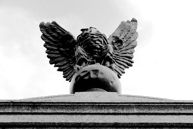 Genteel and Bard's Savannah Dark History and Ghost Encounter Walking Tour - The extra locations and the long storytelling sections