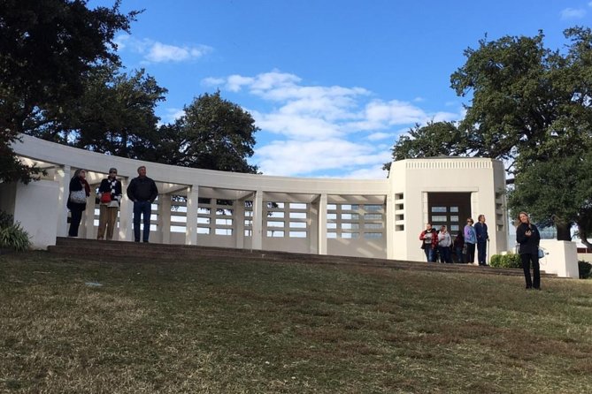 JFK Assassination and Museum Tour with Lee Harvey Oswald Rooming House - Reading the scene at Dealey Plaza and Grassy Knoll