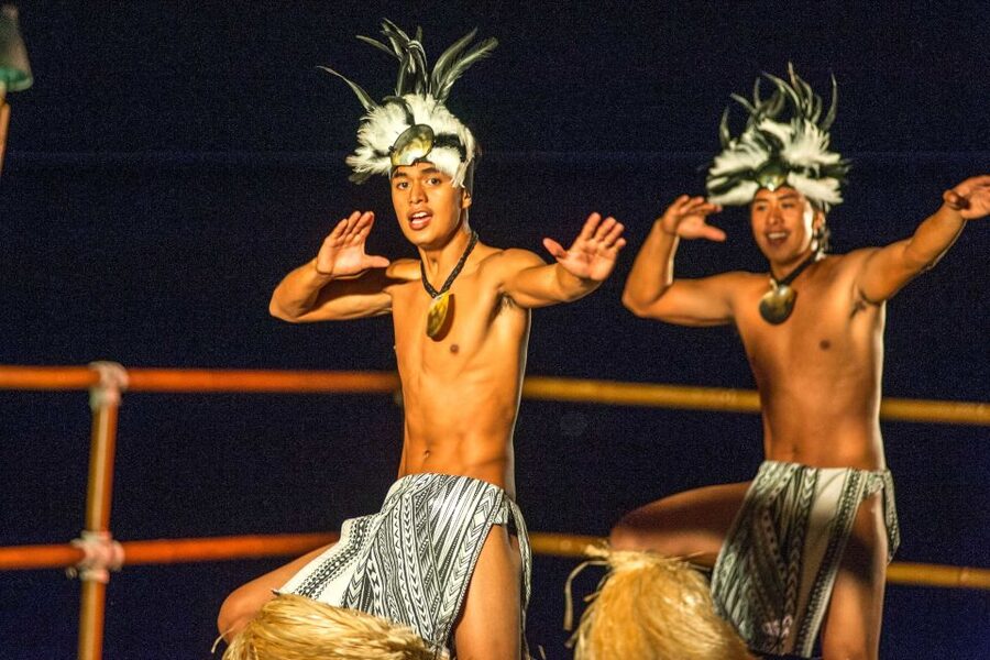 Kailua-Kona: Voyagers of the Pacific Luau with Buffet Dinner - The buffet: familiar island flavors and useful variety
