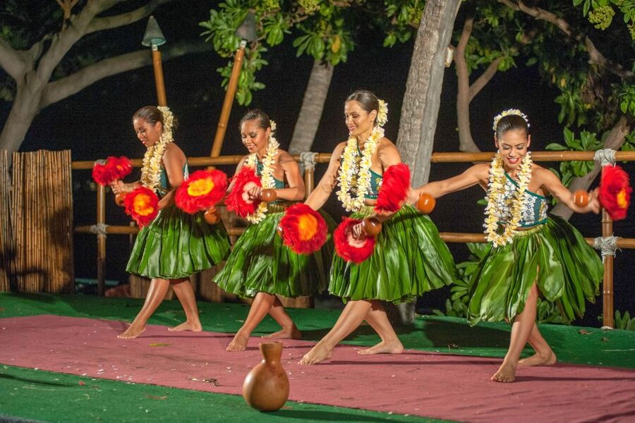 Kailua-Kona: Voyagers of the Pacific Luau with Buffet Dinner - Complimentary cocktails make the price easier to assess