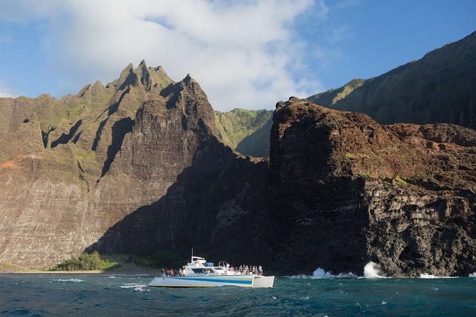 Kauai: Na Pali Sunset & Sightsee Boat Tour - Hearing Kauai’s stories from the captain and crew