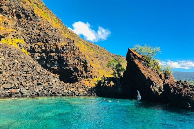 Kona Snorkel Tour: Captain Cook Reef Snorkel, Dolphin & Sea Caves - The crew shapes the day