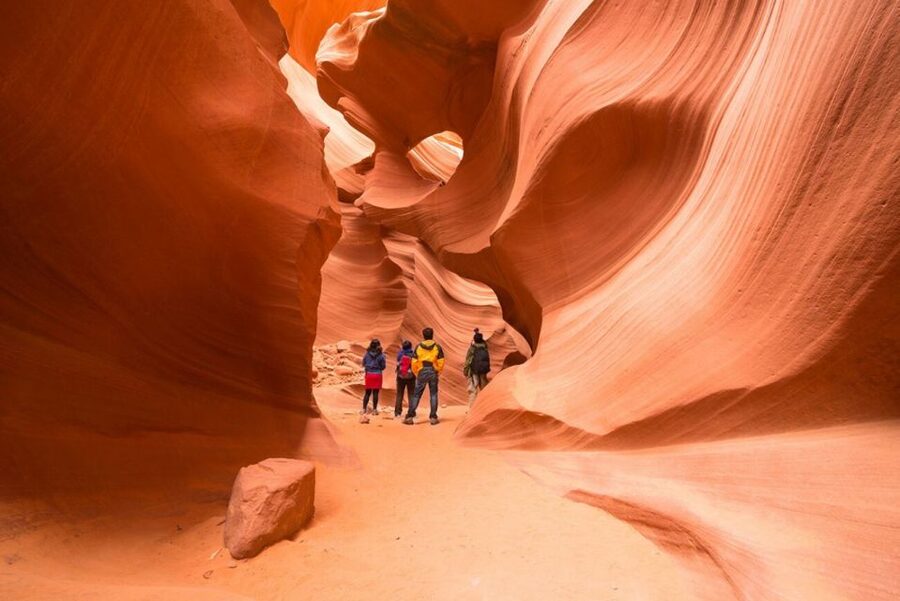 Las Vegas: Grand Canyon, Antelope Canyon, Horseshoe Bend - Before sunrise, the road begins