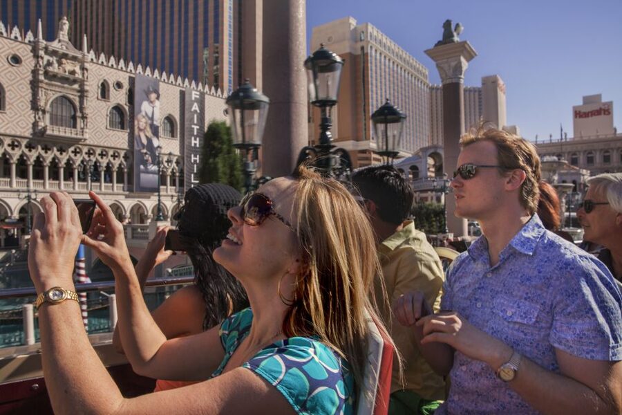 Las Vegas: Hop-on Hop-off Sightseeing Tour by Open-Top Bus - What the commentary is really like