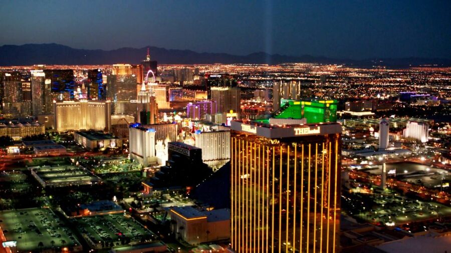 Las Vegas: Night Helicopter Flight over Las Vegas Strip - Why Las Vegas looks better from the air at night