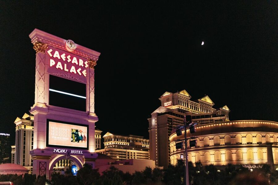 Las Vegas: Sightseeing Night Tour by Open-top Bus - The Welcome sign and photo expectations