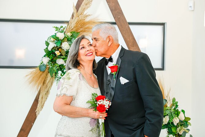 Las Vegas Wedding at The Little Vegas Chapel - The ceremony: music, flowers, and a private setting