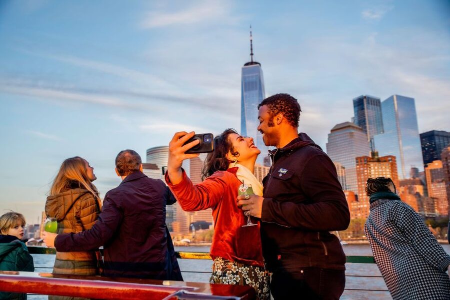 Manhattan: Statue and Skyline Cruise Aboard a Luxury Yacht - Assigned tables, one drink, and onboard service