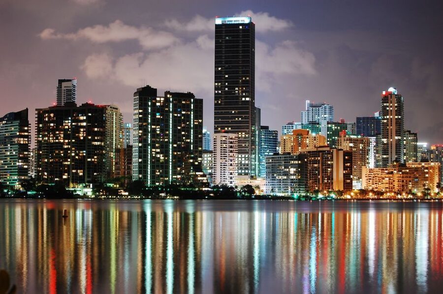 Miami: Open-top Bus Sightseeing Night Tour with Live Guide - Star Island and the return across the city