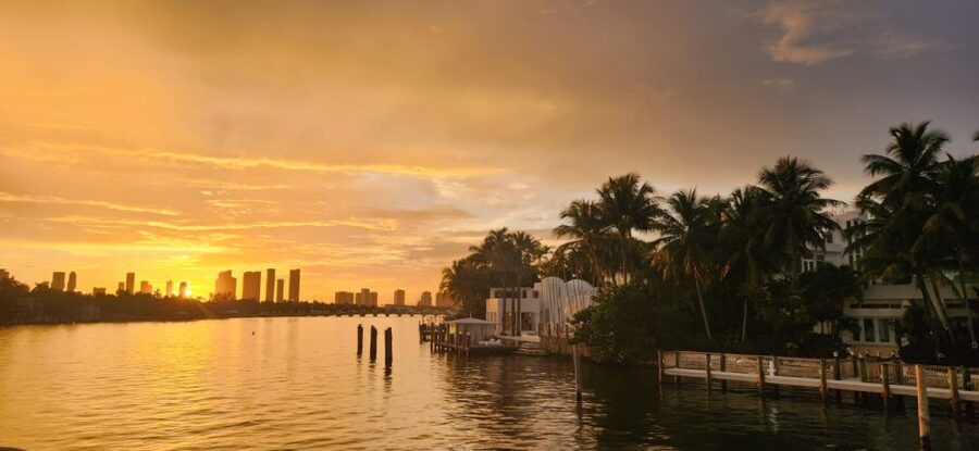 Miami Skyline Sightseeing Cruise and Millionaire Mansions - Getting ready at the Miami Aqua Tours ticket booth