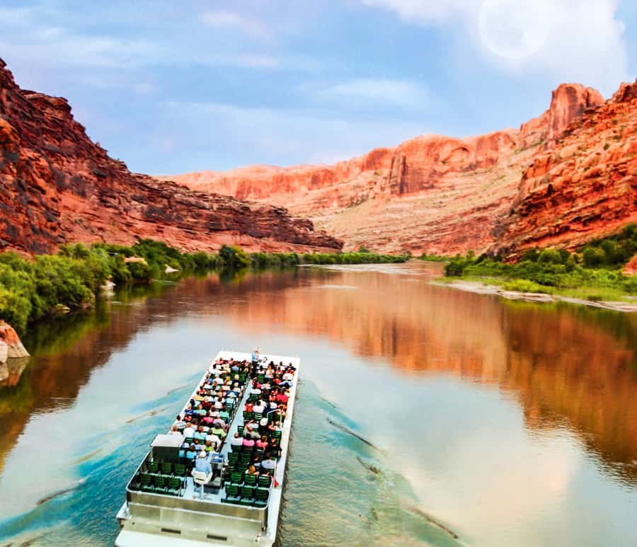 Moab: Colorado River Dinner Cruise with Music and Light Show - Who will enjoy this Moab evening