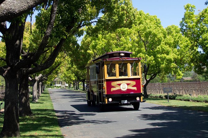 Napa Valley Wine Trolley Classic Tour - Lunch in the middle of wine country