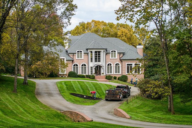 Nashville "Homes Of The Stars" Narrated Bus Tour with 30+ Celebrity Homes - What the two-hour ride is really about