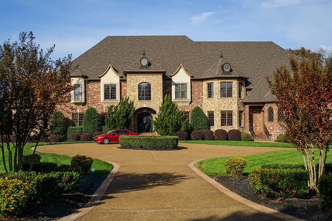 Nashville "Homes Of The Stars" Narrated Bus Tour with 30+ Celebrity Homes - Comfort, weather, and accessibility