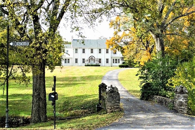 Nashville "Homes Of The Stars" Narrated Bus Tour with 30+ Celebrity Homes - Leaving 108 1st Avenue South