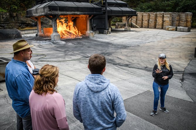 Nashville to Jack Daniel's Distillery Bus Tour + Whiskey Tastings - Lynchburg’s small square and the 9am advantage