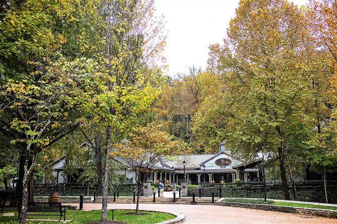 Nashville to Jack Daniel's Distillery Bus Tour + Whiskey Tastings - What the best guides add