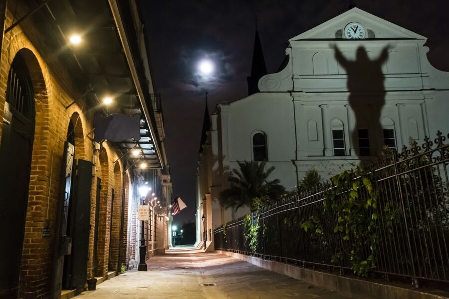 New Orleans: 2-Hour Ghosts & Vampires Walking Tour - Why the French Quarter works so well after dark
