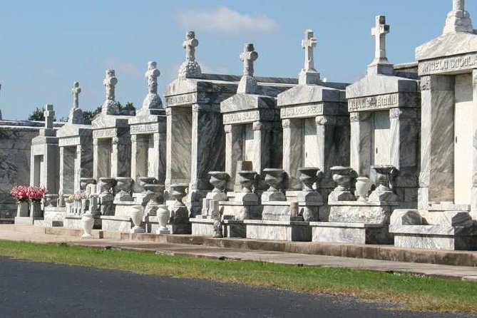 New Orleans City Tour: French Quarter, Garden District & Cemetery - Hotel pickup and the 30-minute window