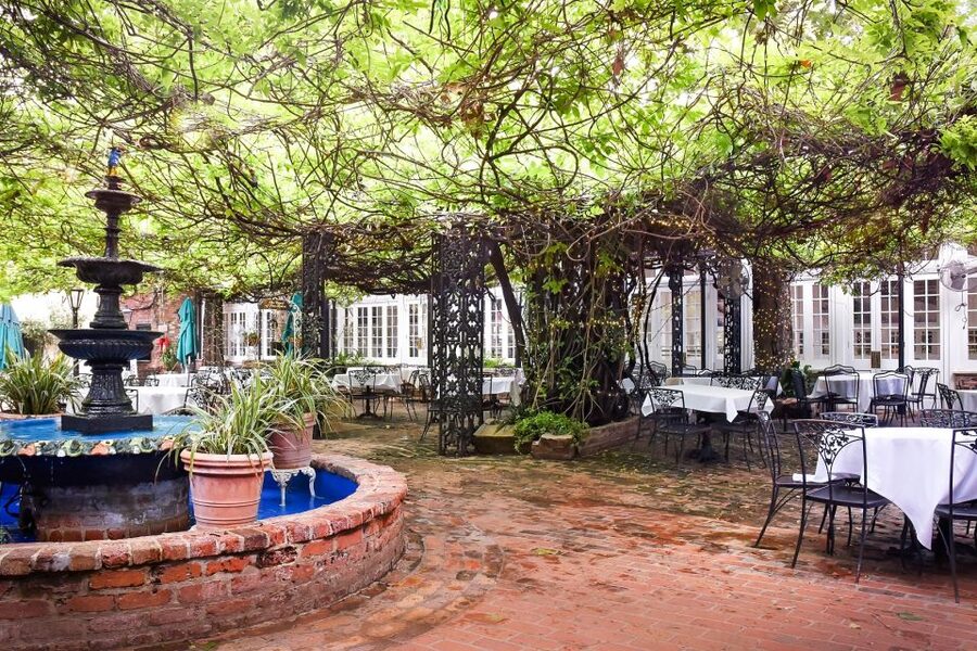 New Orleans: 'Court of Two Sisters' Jazz Brunch Buffet - Staying past breakfast for the lunch dishes