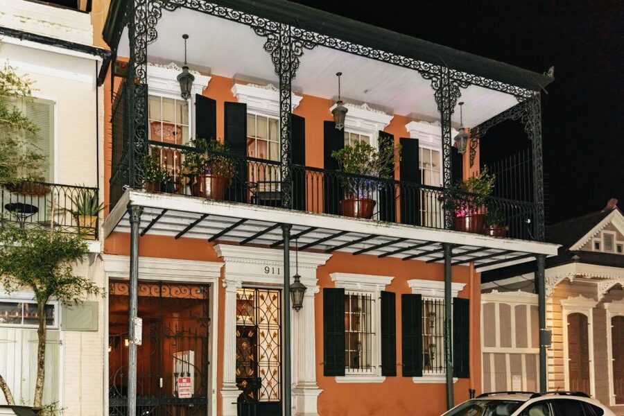 New Orleans: French Quarter Ghost Tour with Interior Visit - Lafitte’s Blacksmith Shop Bar and a useful pause